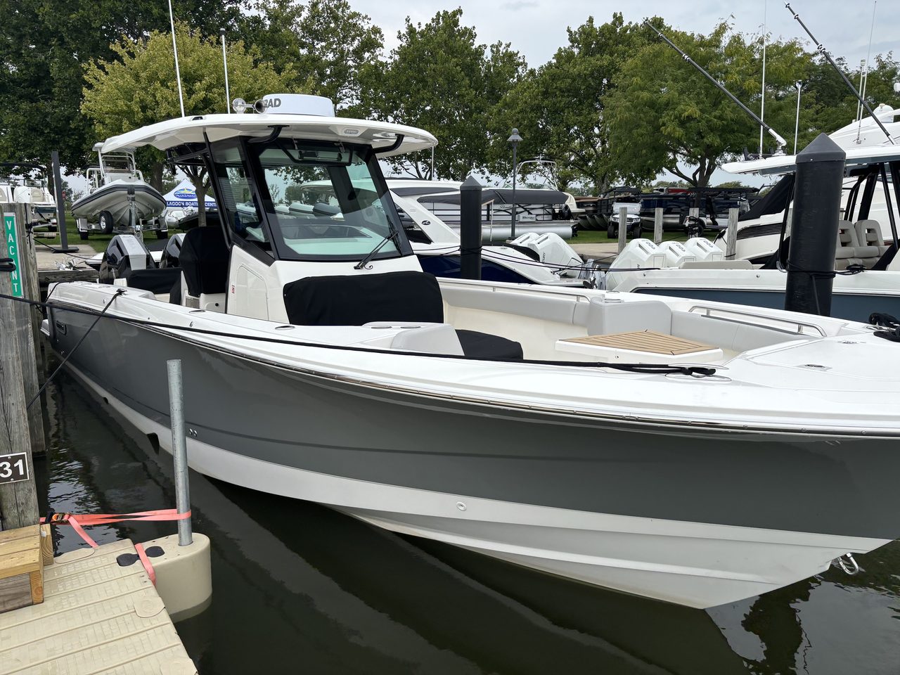Slide: The Image of Boston Whaler 360 OUTRAGE 2025 - 12