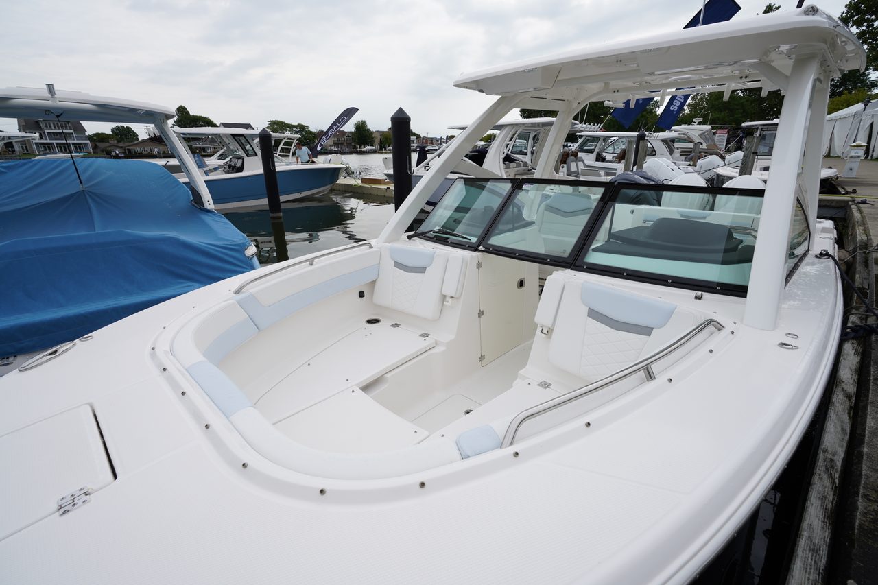 Slide: The Image of Robalo R277 Dual Console 2026 - 22