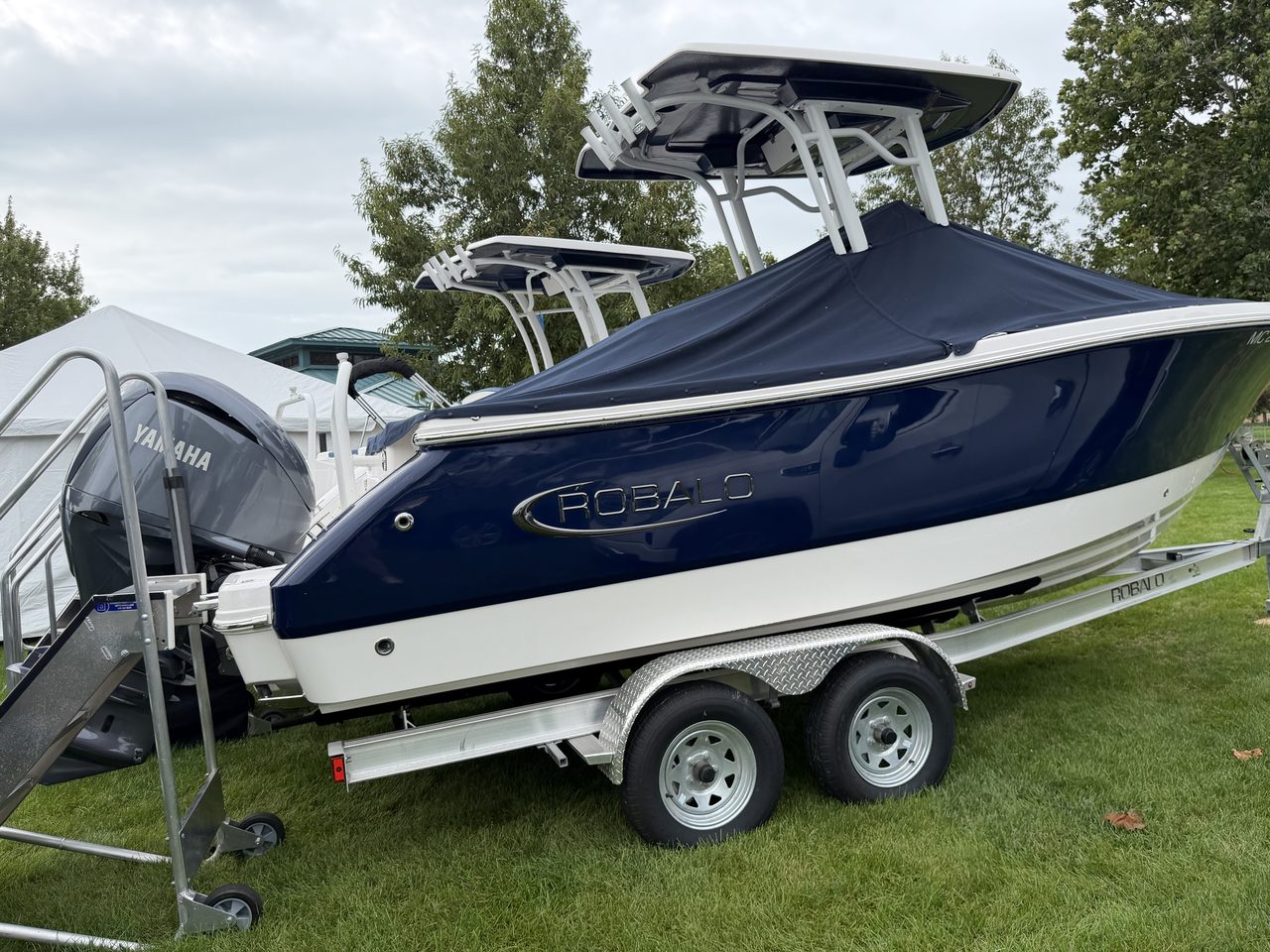 Slide: The Image of Robalo R230 Center Console 2025 - 19