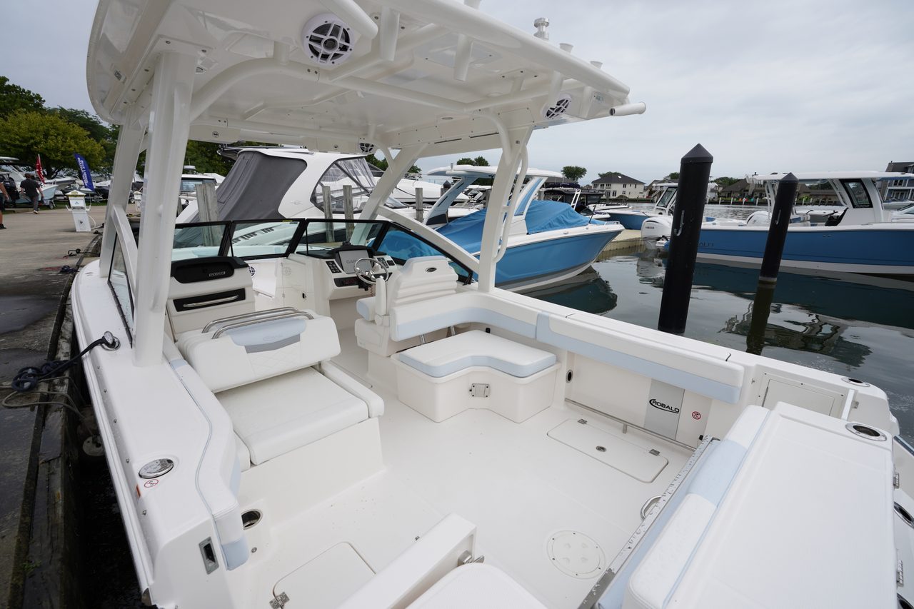 Slide: The Image of Robalo R277 Dual Console 2026 - 24