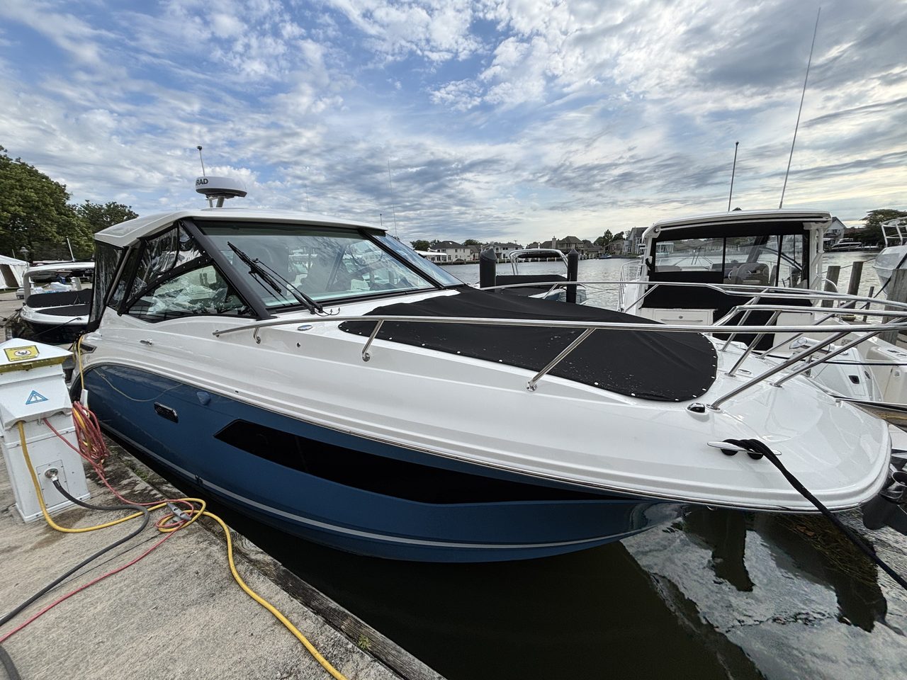 Slide: The Image of Sea Ray Sundancer 320 2025 - 39
