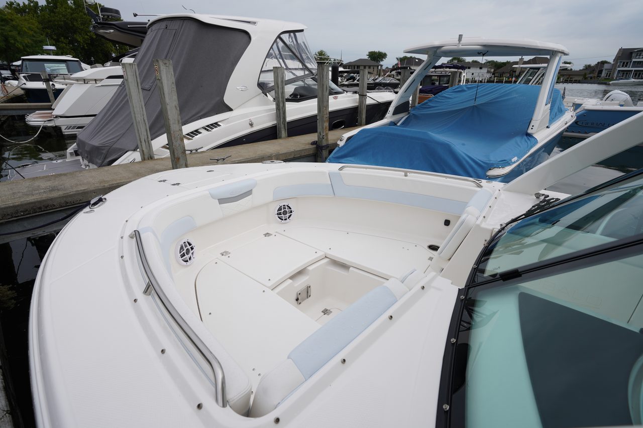 Slide: The Image of Robalo R277 Dual Console 2026 - 21