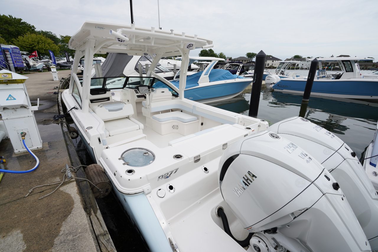 Slide: The Image of Robalo R277 Dual Console 2026 - 8