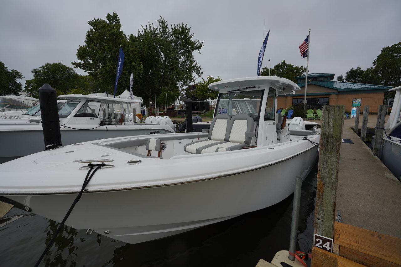 Slide: The Image of Robalo R250 Center Console 2026 - 15