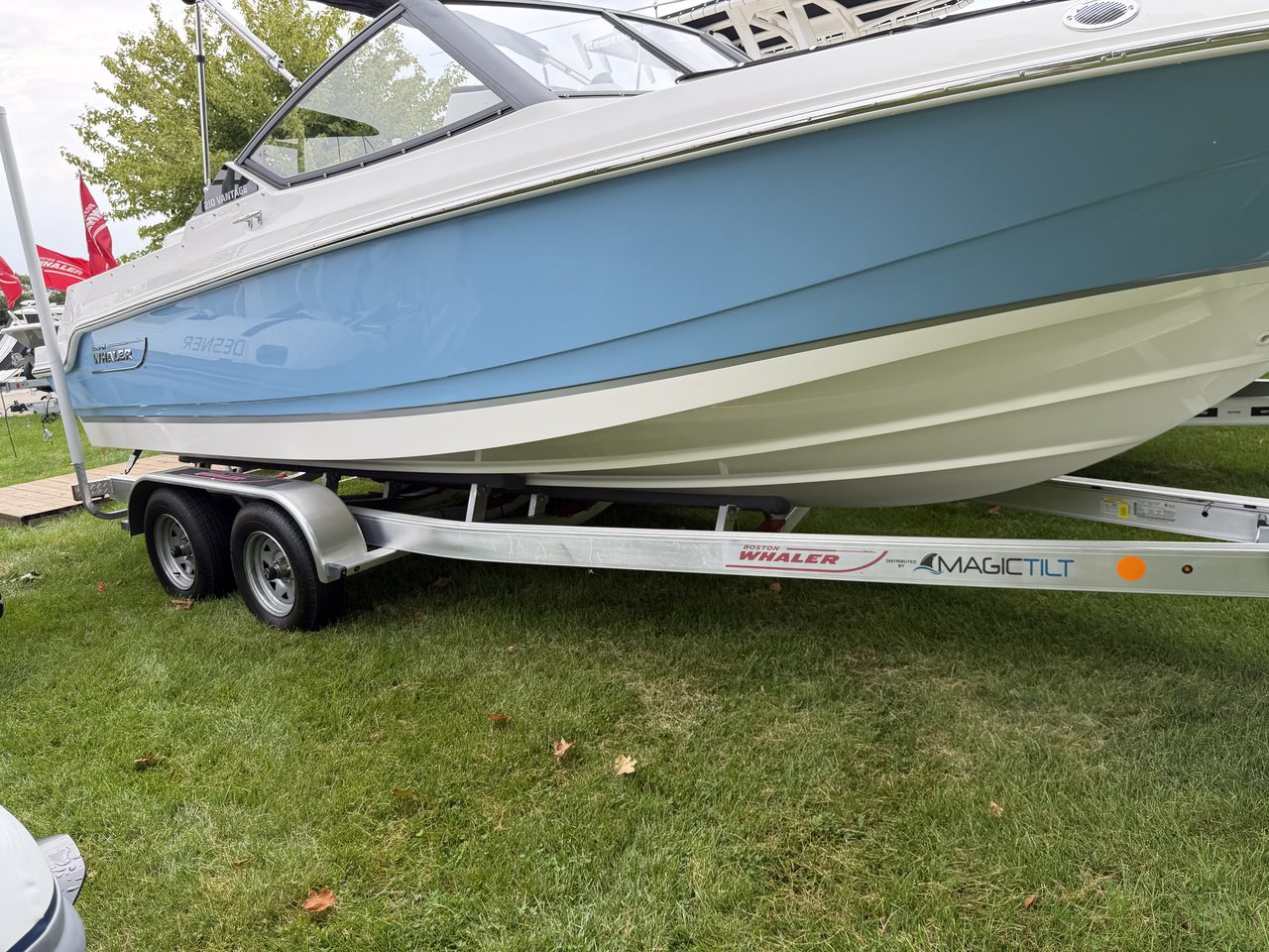 Slide: The Image of Boston Whaler 210 Vantage 2026 - 16