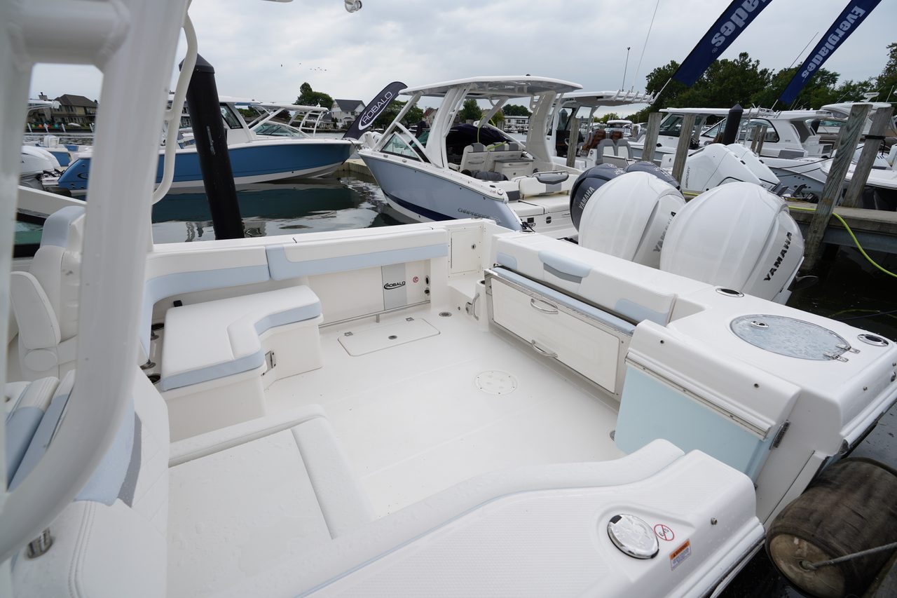 Slide: The Image of Robalo R277 Dual Console 2026 - 20