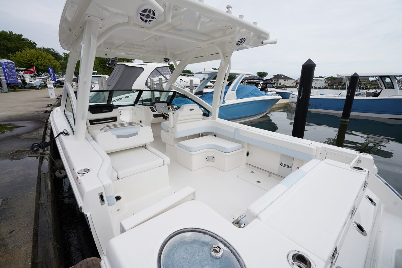 Slide: The Image of Robalo R277 Dual Console 2026 - 28