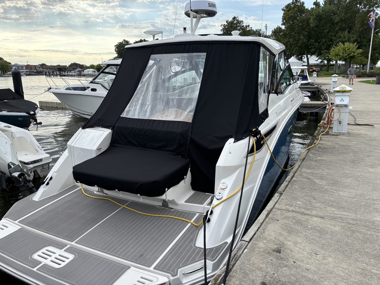 Slide: The Image of Sea Ray Sundancer 320 2025 - 38
