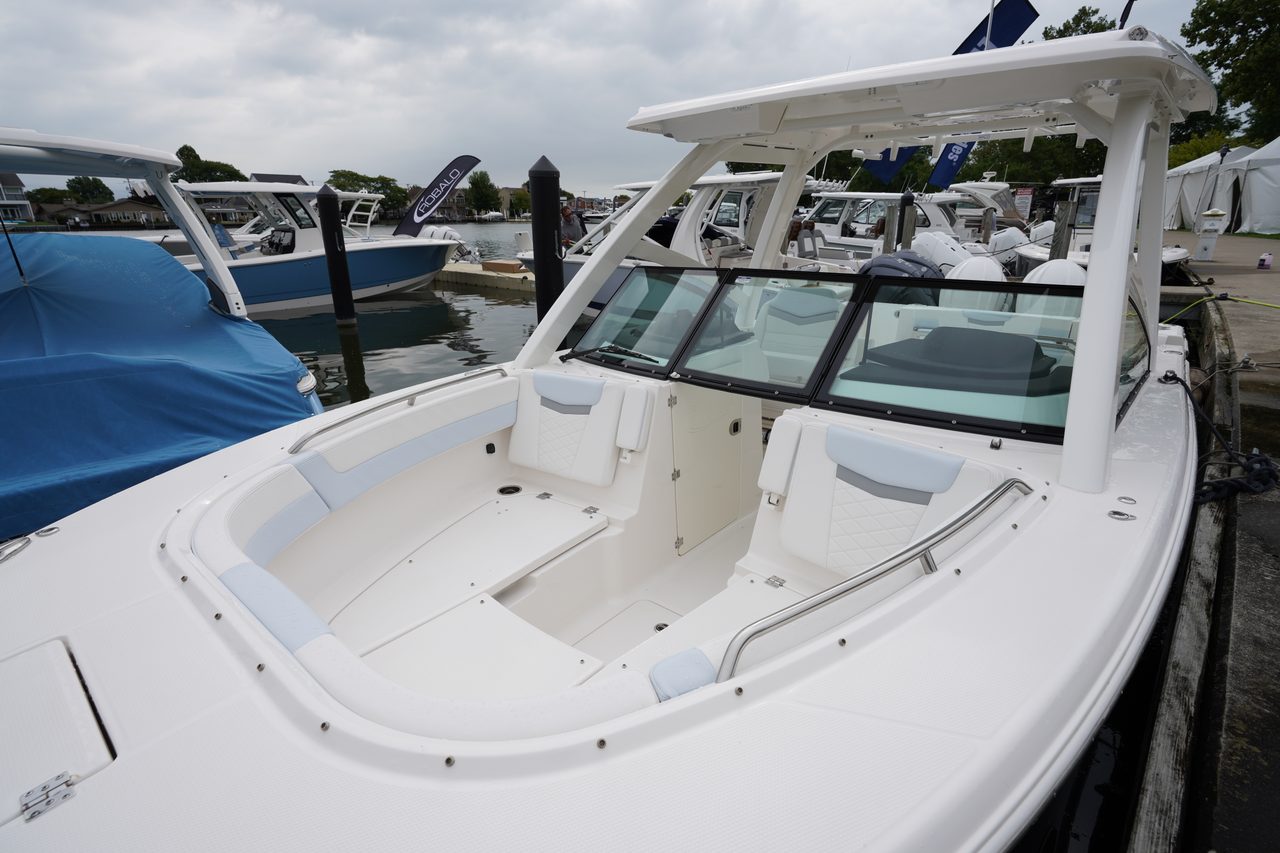 Slide: The Image of Robalo R277 Dual Console 2026 - 11