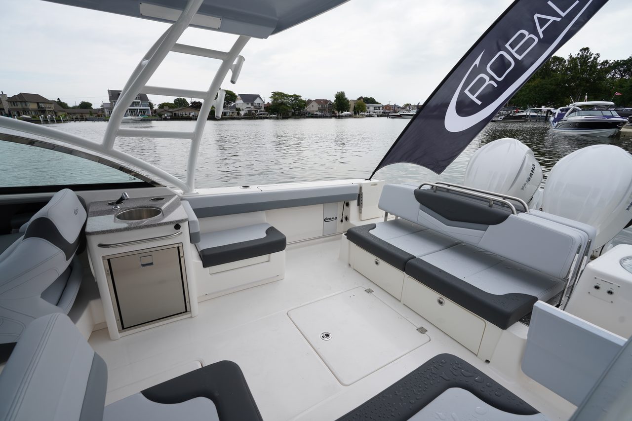 Slide: The Image of Robalo R317 Dual Console 2025 - 23