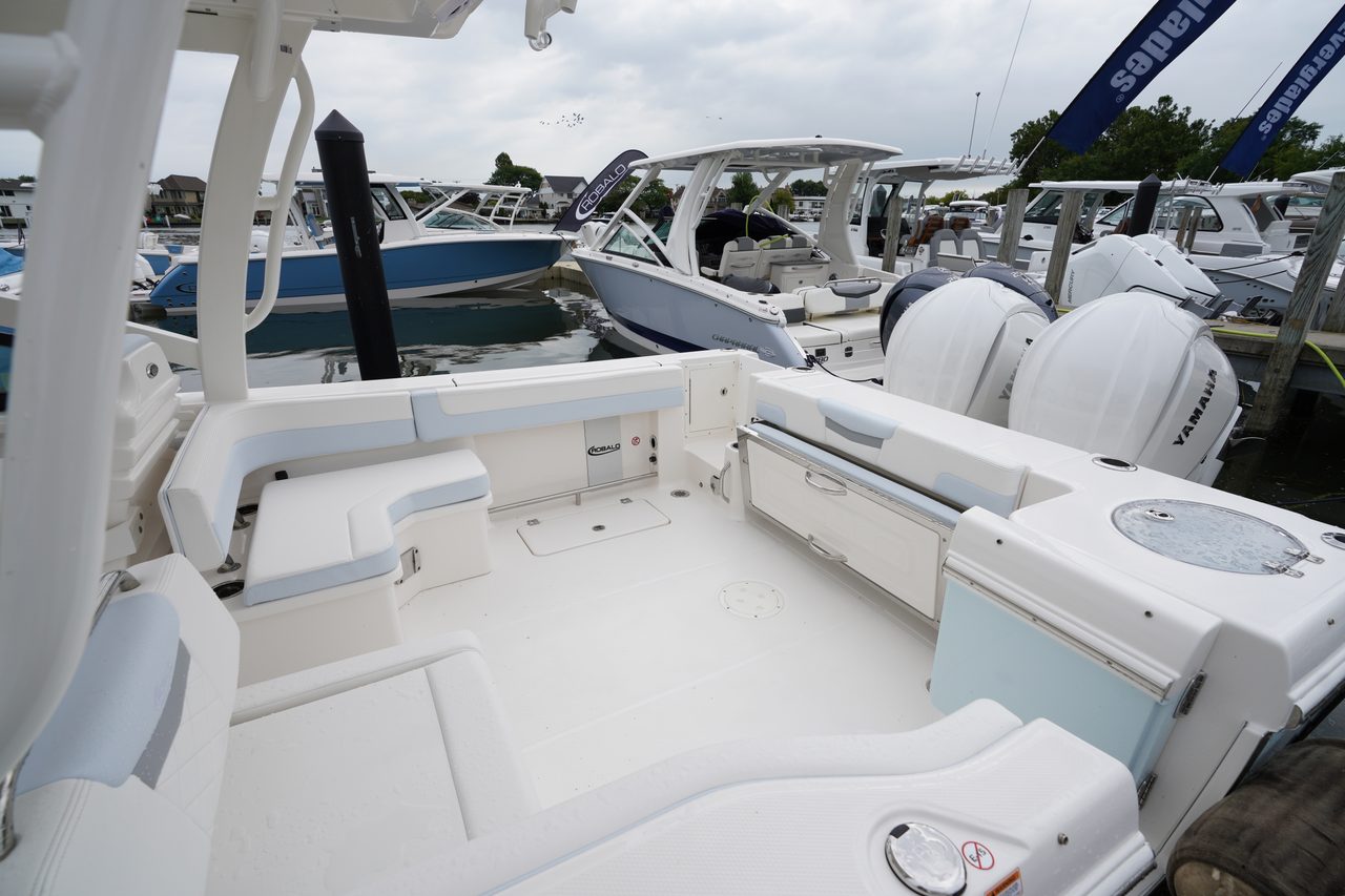 Slide: The Image of Robalo R277 Dual Console 2026 - 14