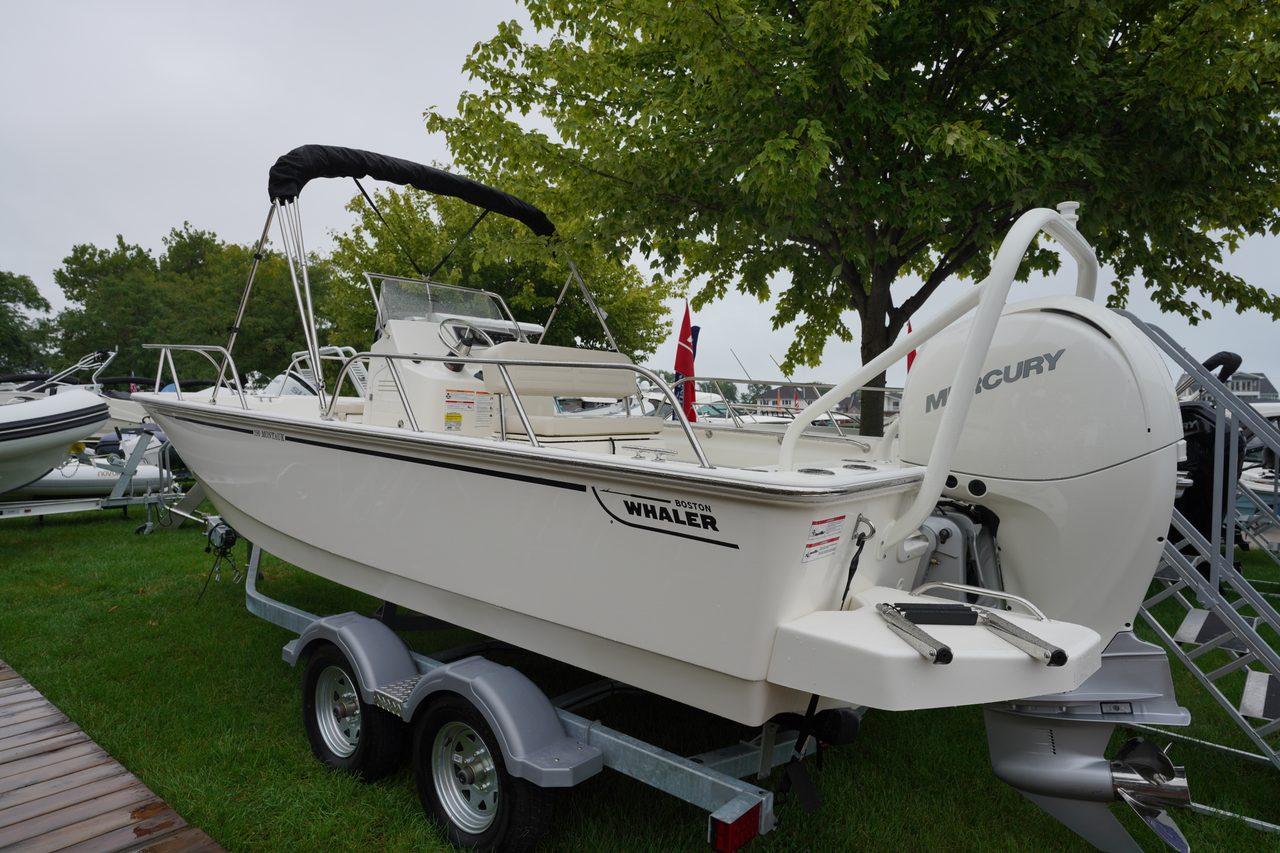 Slide: The Image of Boston Whaler 190 Montauk 2026 - 17
