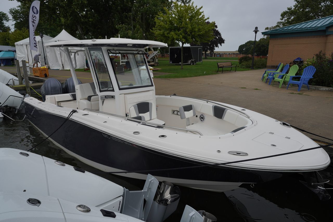 Slide: The Image of Robalo R270 Center Console 2024 - 18