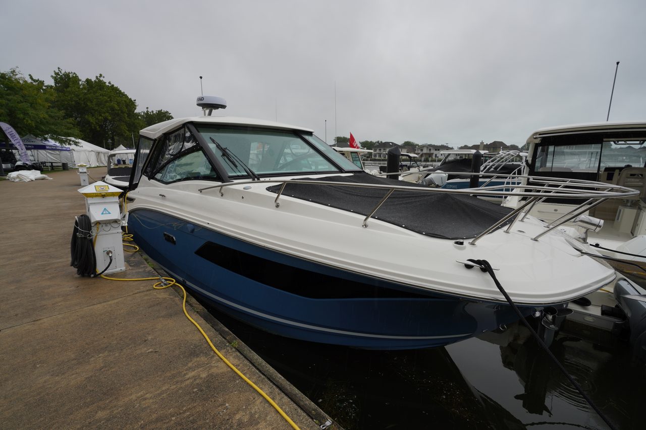 Slide: The Image of Sea Ray Sundancer 320 2025 - 37