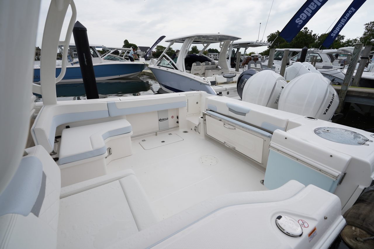 Slide: The Image of Robalo R277 Dual Console 2026 - 32
