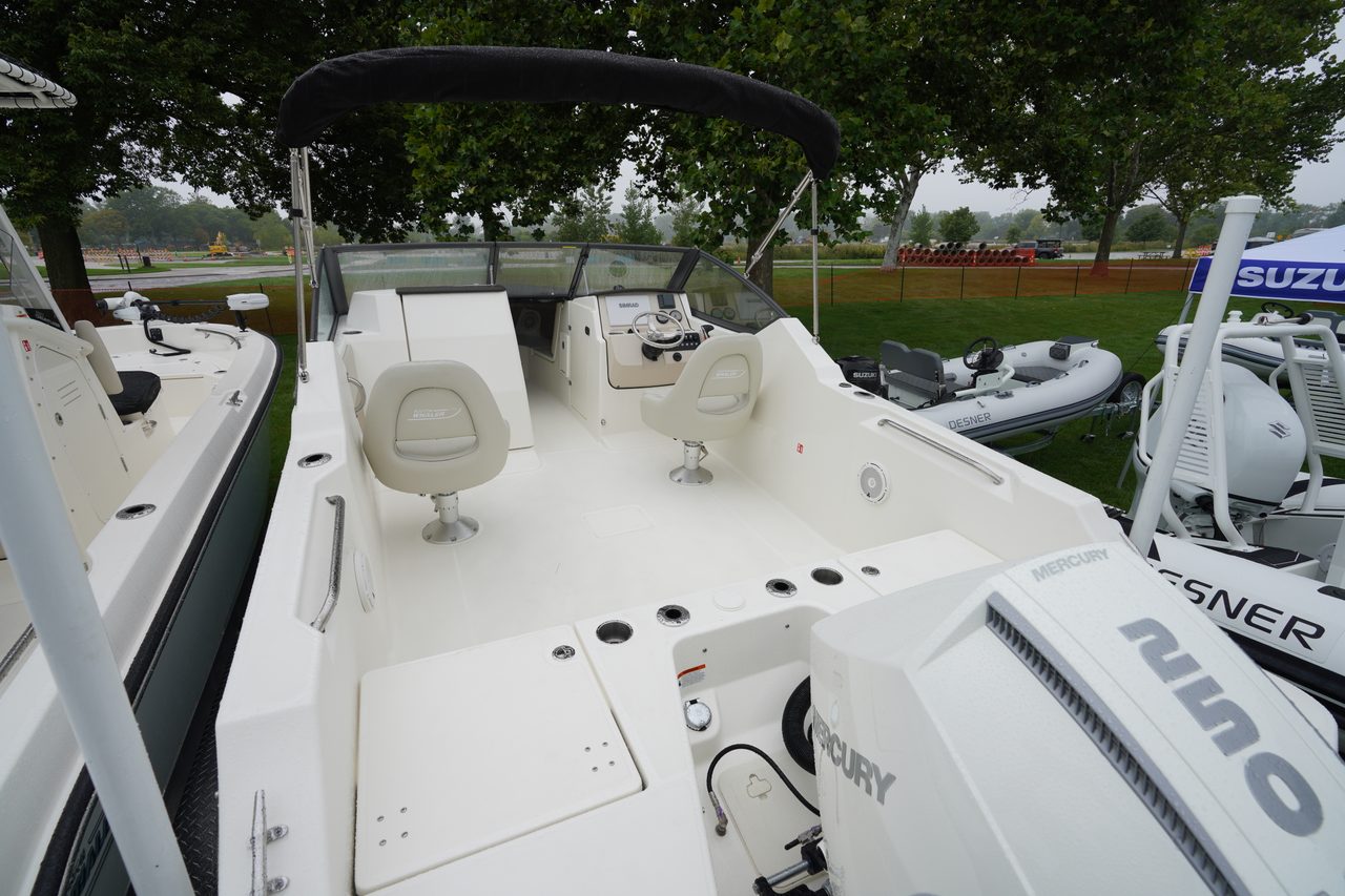 Slide: The Image of Boston Whaler 210 Vantage 2026 - 15