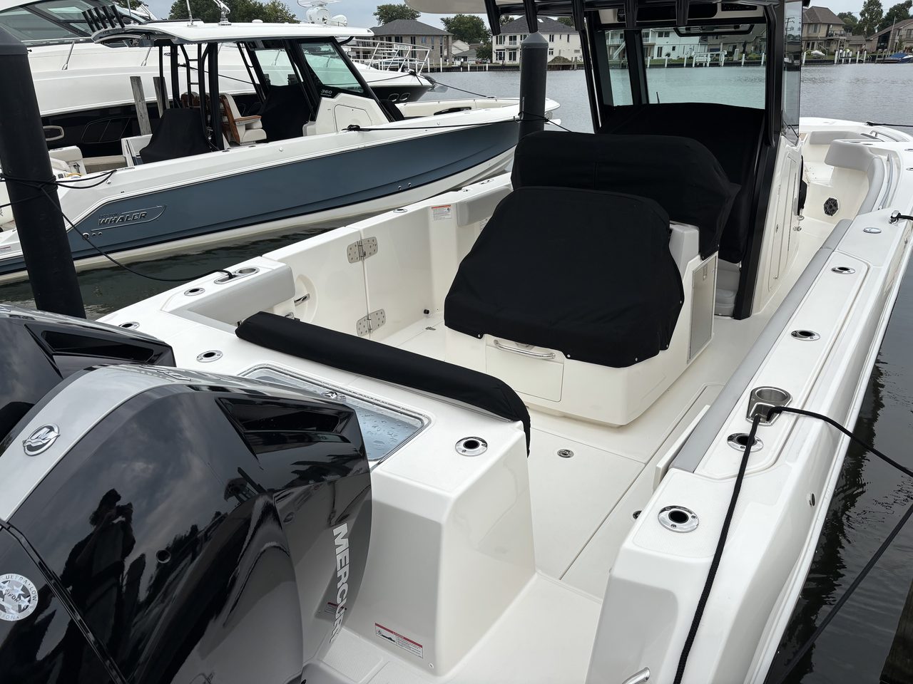 Slide: The Image of Boston Whaler 360 OUTRAGE 2025 - 14