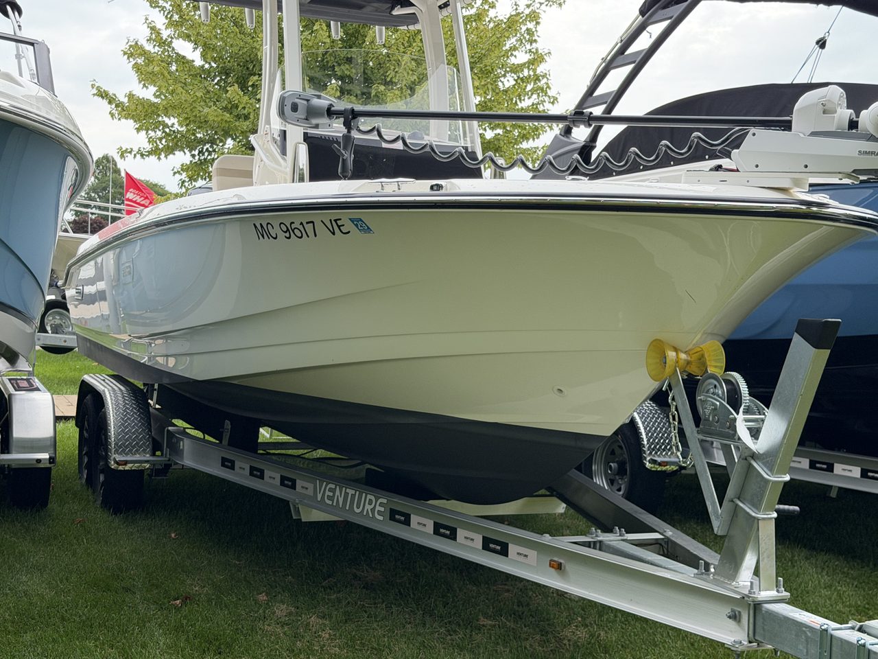 Slide: The Image of Sea Ray SDX 230 2026 - 15