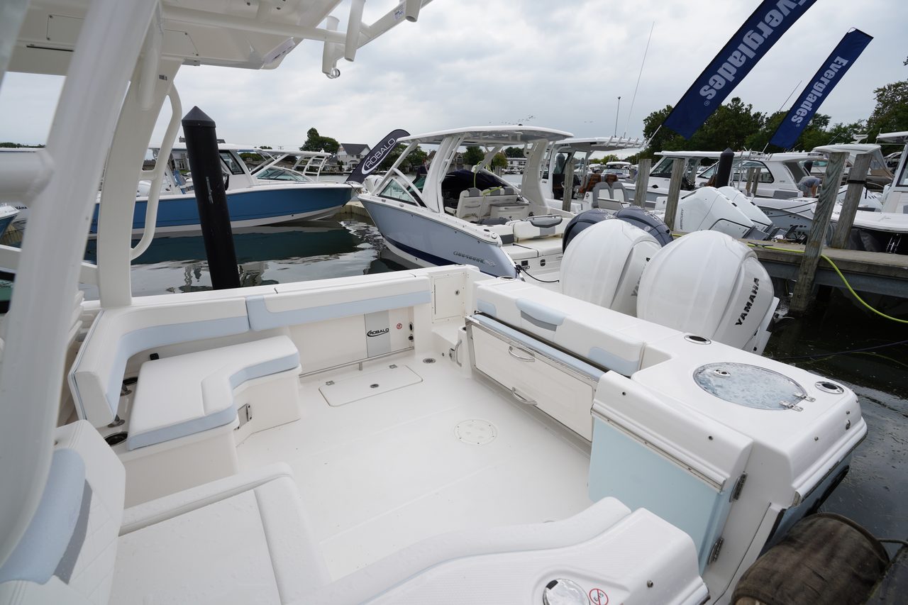 Slide: The Image of Robalo R277 Dual Console 2026 - 23