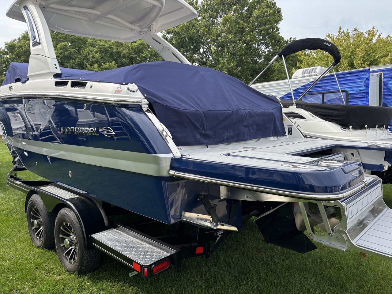 Slide: The Image of Robalo R230 Center Console 2025 - 18