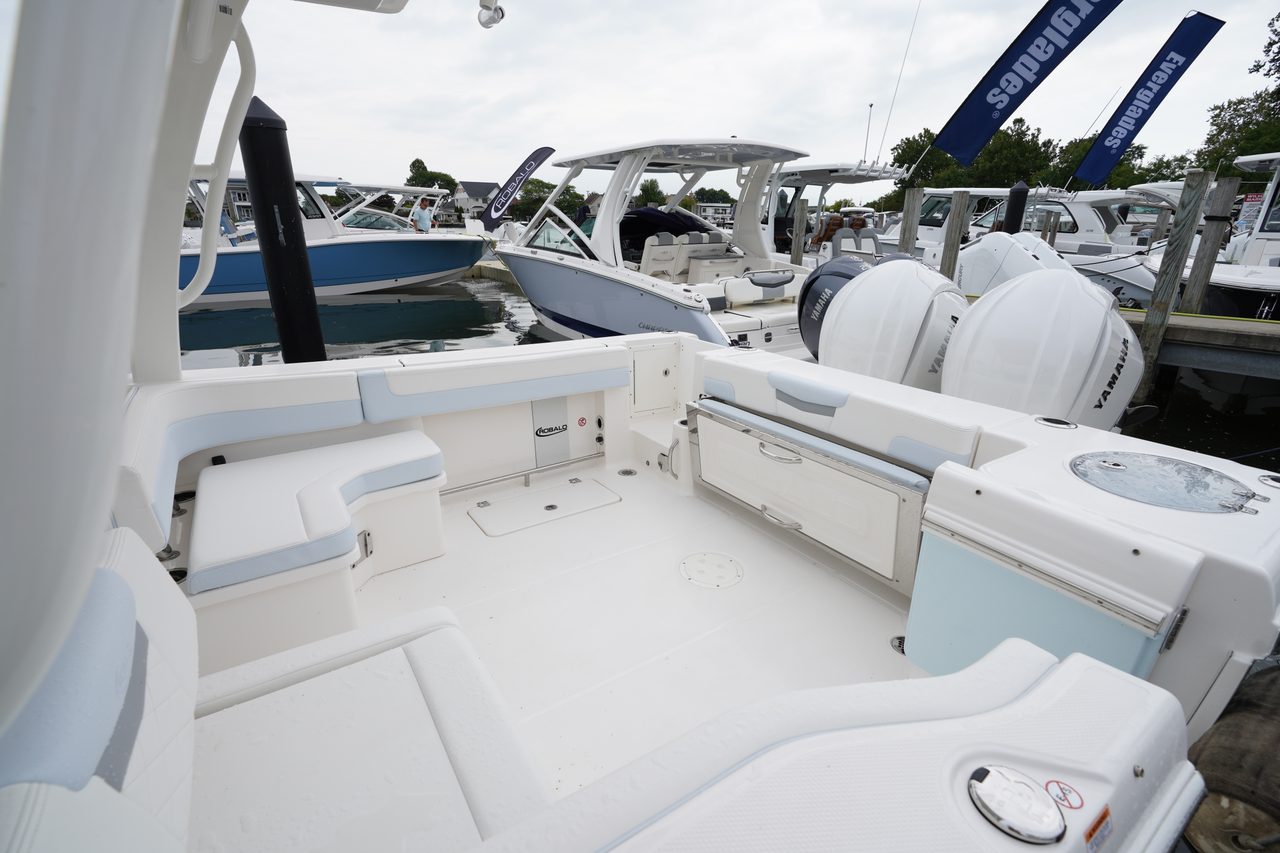 Slide: The Image of Robalo R277 Dual Console 2026 - 29