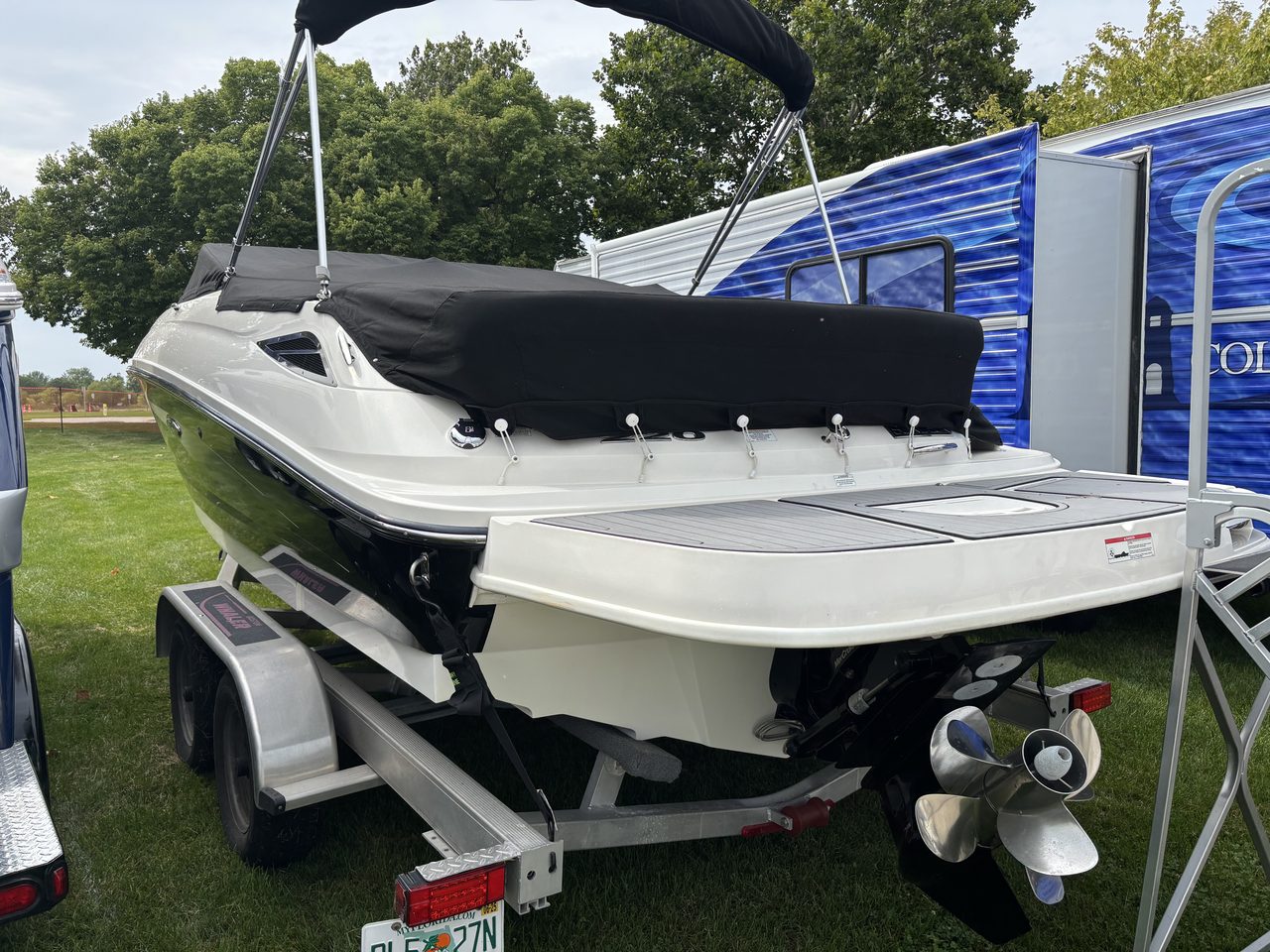 Slide: The Image of Sea Ray 220 Sundeck - 1