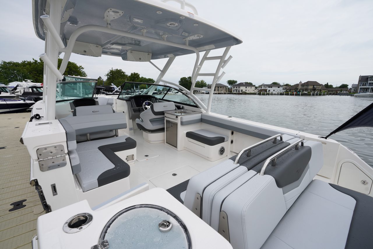 Slide: The Image of Robalo R317 Dual Console 2025 - 29