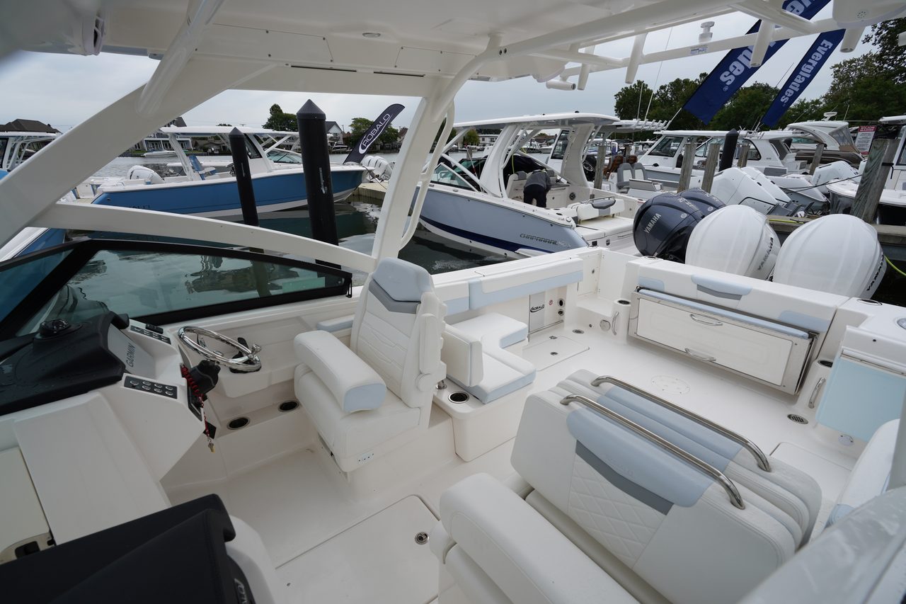 Slide: The Image of Robalo R277 Dual Console 2026 - 9