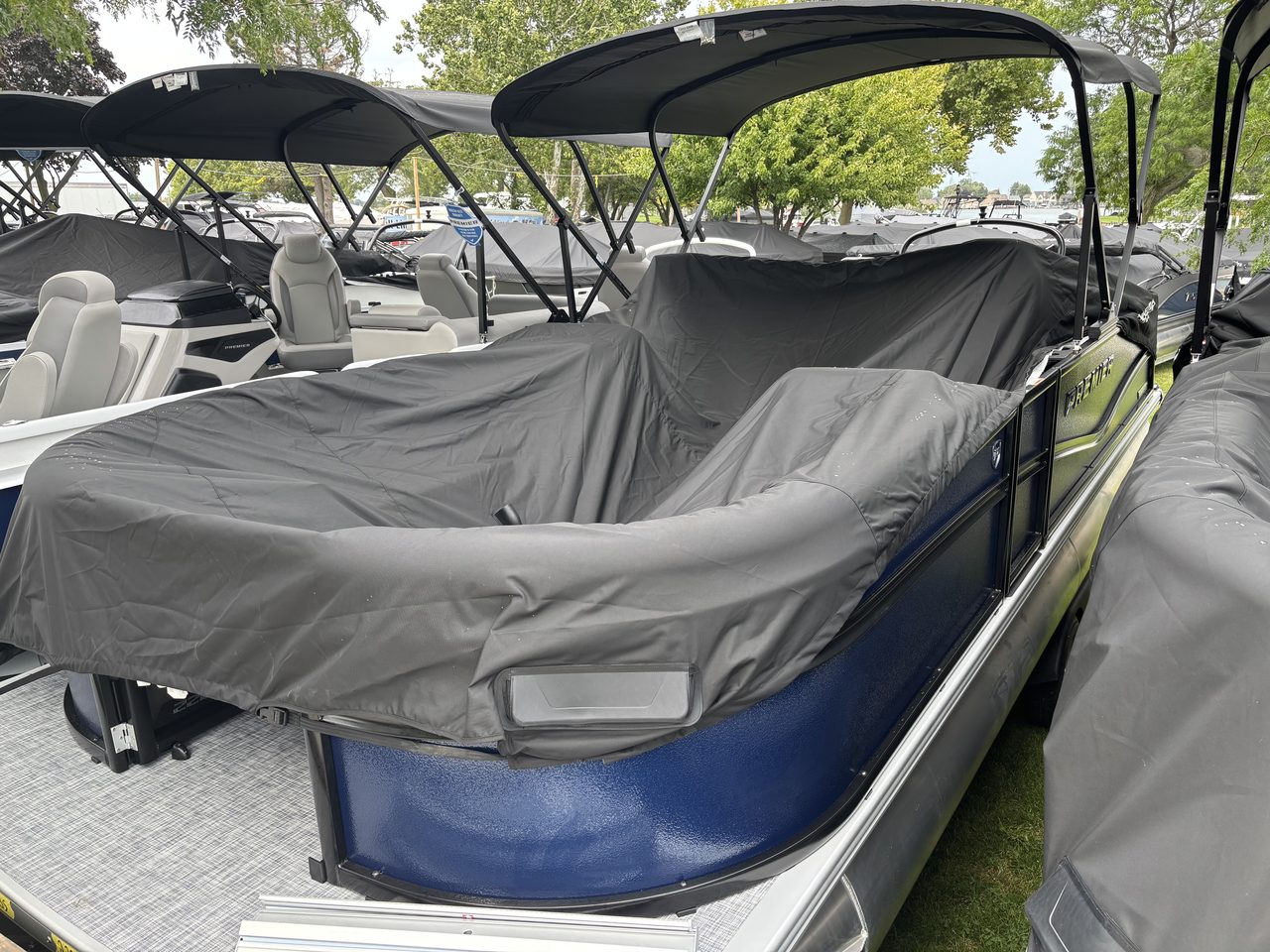 Slide: The Image of Premier 220 SUNSCAPE RL 2026 - 23