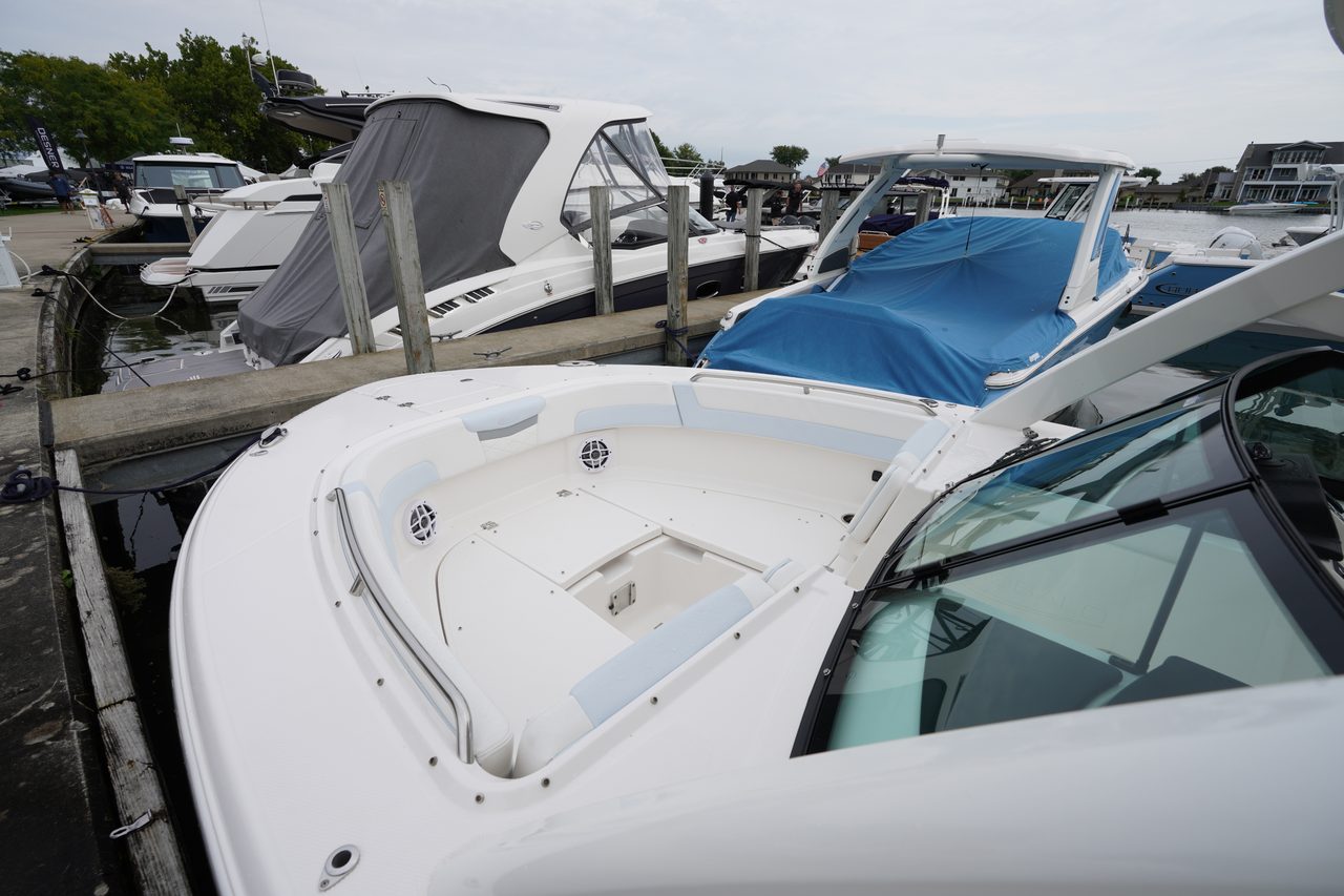 Slide: The Image of Robalo R277 Dual Console 2026 - 31