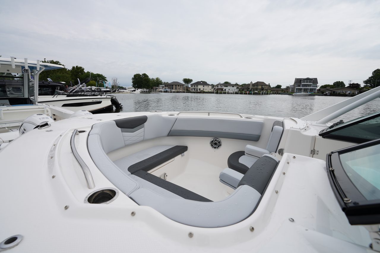 Slide: The Image of Robalo R317 Dual Console 2025 - 24