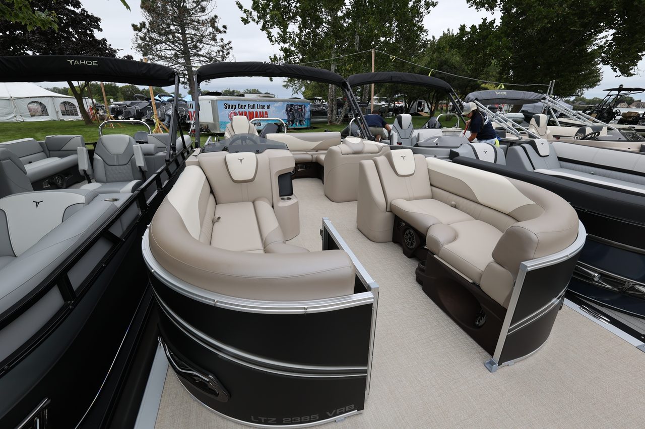 Slide: The Image of Tahoe LTZ 2385 VRB 2025 - 1