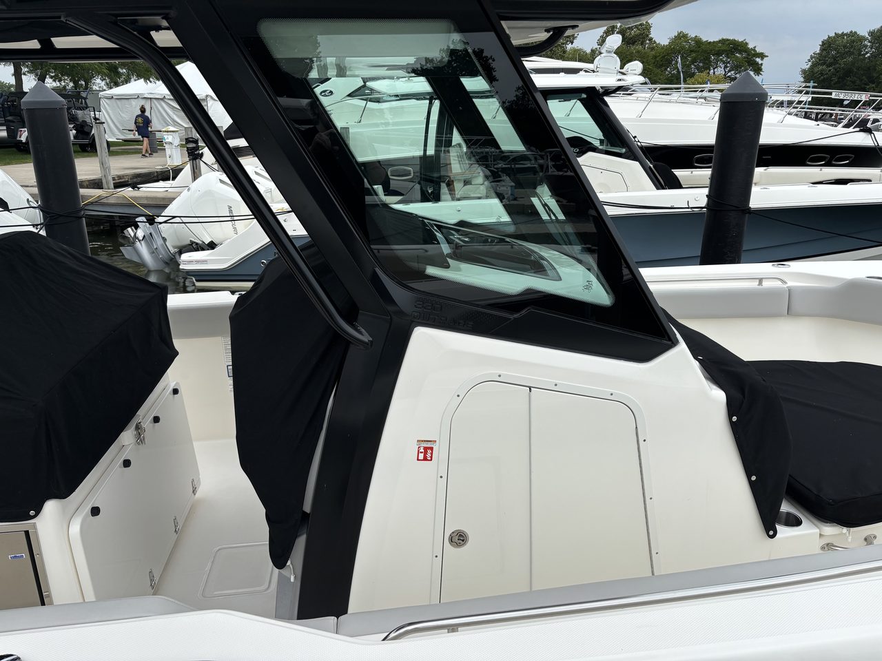 Slide: The Image of Boston Whaler 360 OUTRAGE 2025 - 13