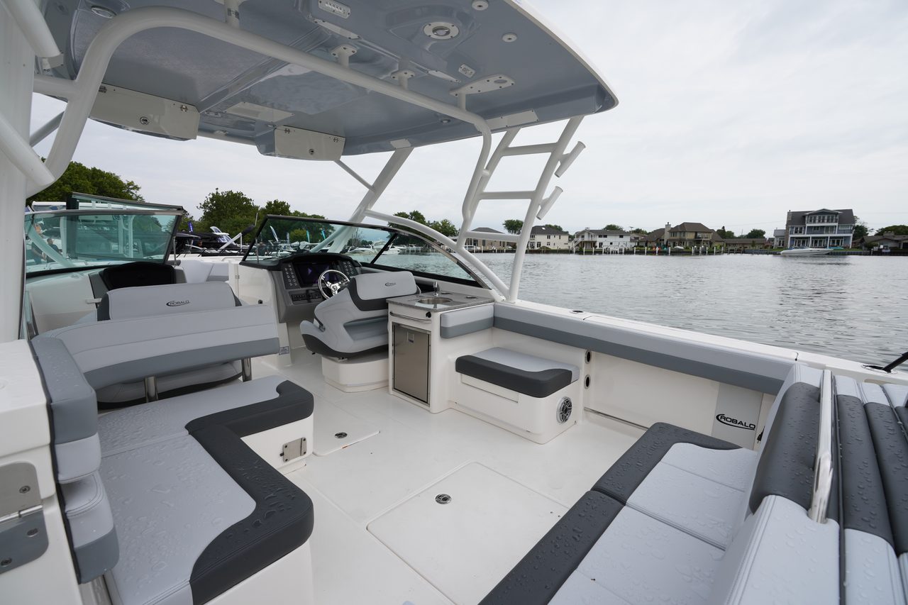 Slide: The Image of Robalo R317 Dual Console 2025 - 27