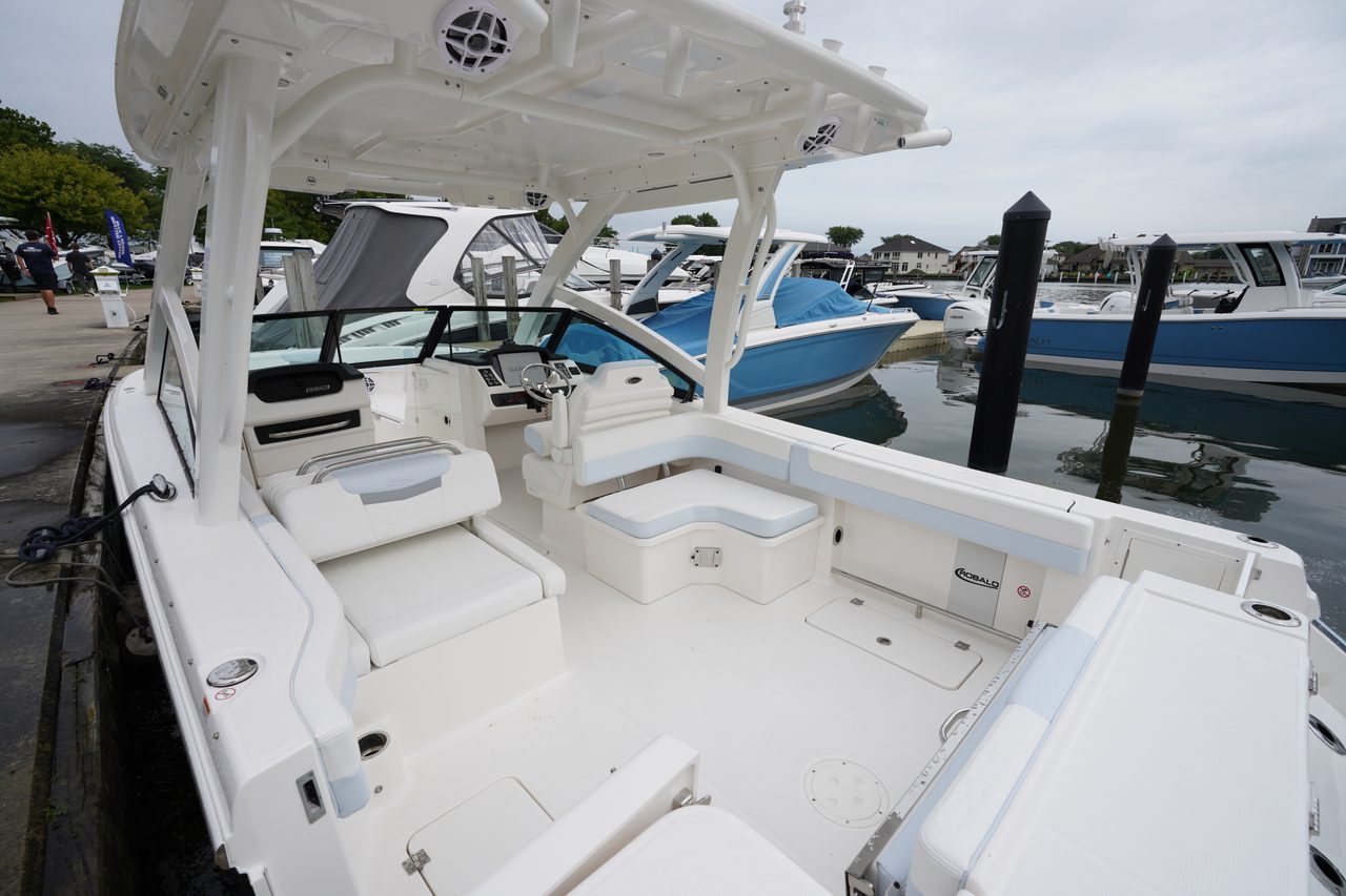 Slide: The Image of Robalo R277 Dual Console 2026 - 19
