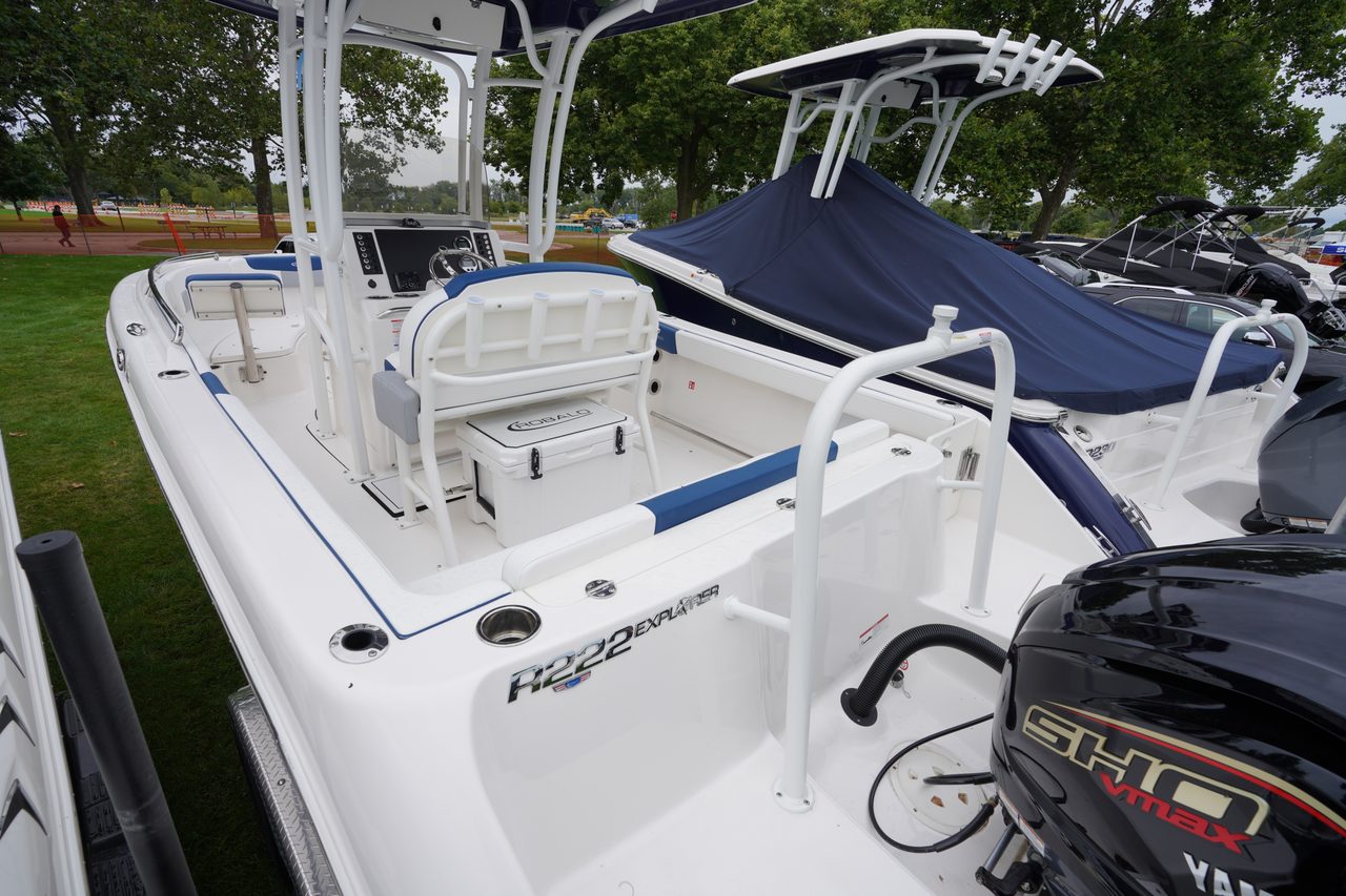 Slide: The Image of Robalo R222 Explorer 2026 - 15
