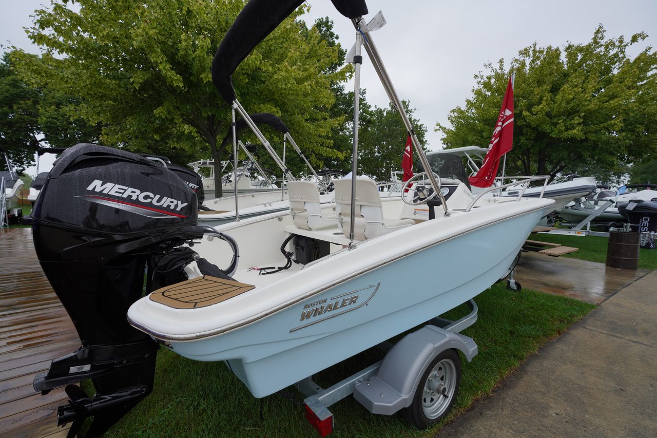 Slide: The Image of Boston Whaler 130 Super Sport 2025 - 25
