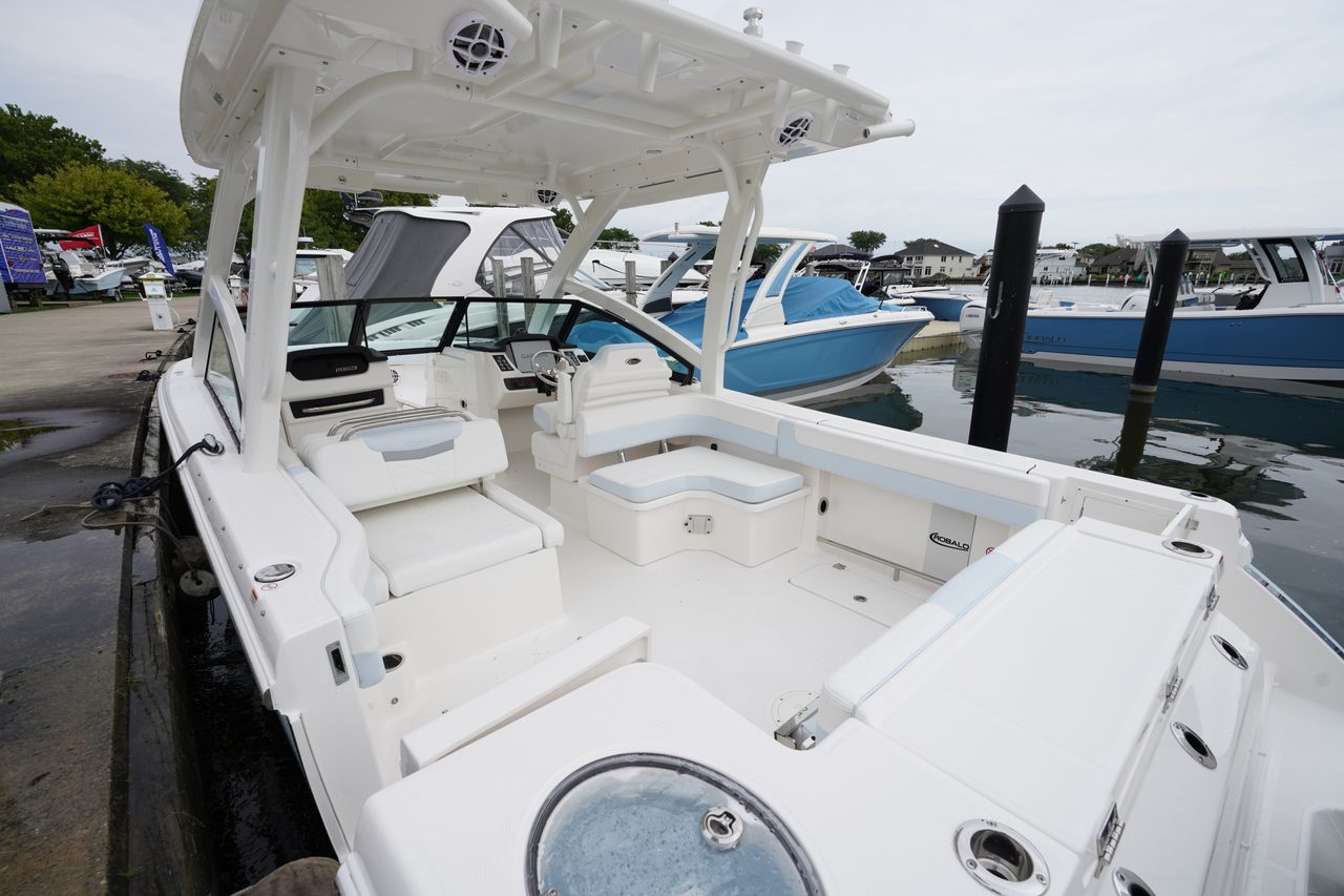 Slide: The Image of Robalo R277 Dual Console 2026 - 16