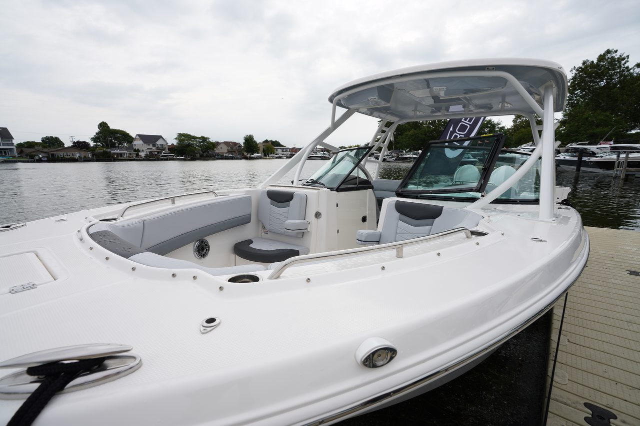 Slide: The Image of Robalo R317 Dual Console 2025 - 21