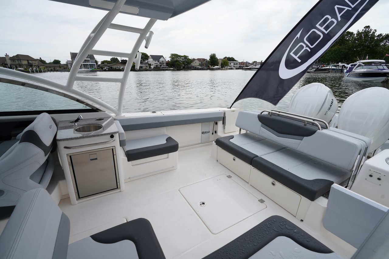Slide: The Image of Robalo R317 Dual Console 2025 - 28