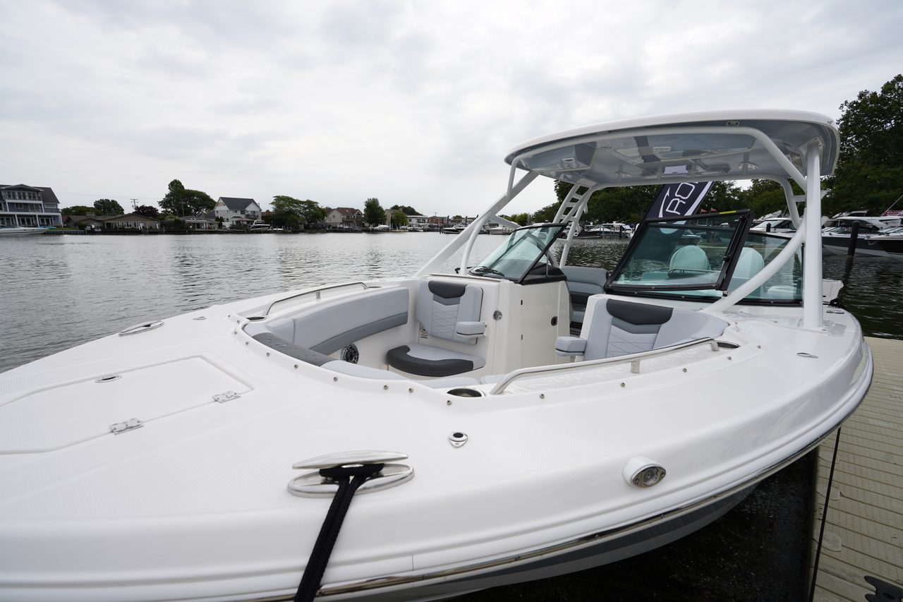 Slide: The Image of Robalo R317 Dual Console 2025 - 18