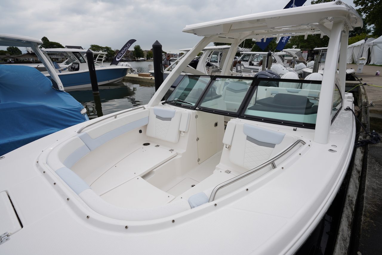 Slide: The Image of Robalo R277 Dual Console 2026 - 13
