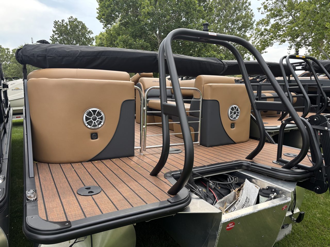 Slide: The Image of Bentley Pontoons Elite 253 Admiral 2026 - 38