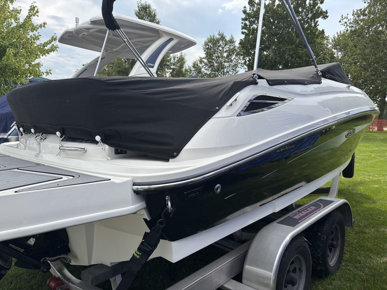 Slide: The Image of Robalo R230 Center Console 2025 - 20