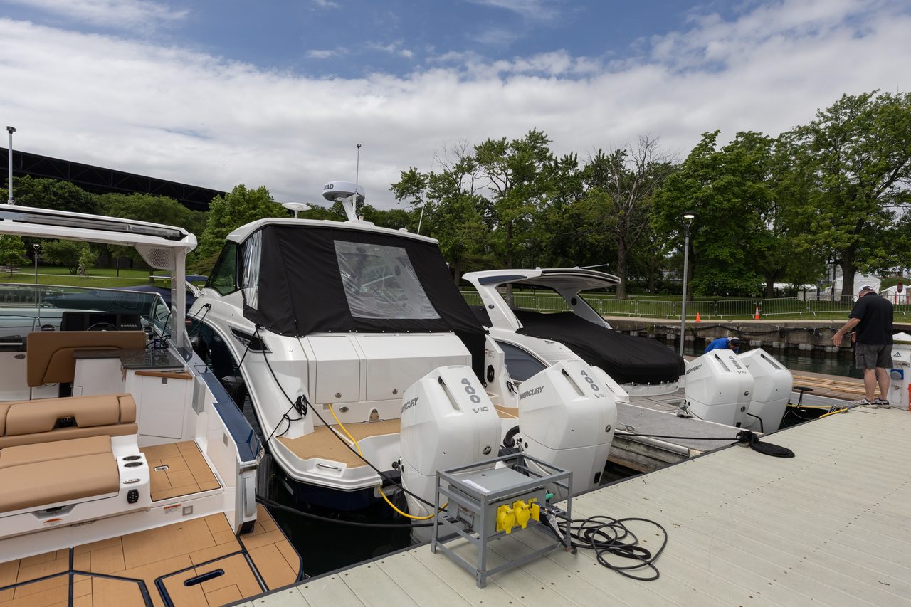 Slide: The Image of Sea Ray Sundancer 320 Outboard 2026 - 29