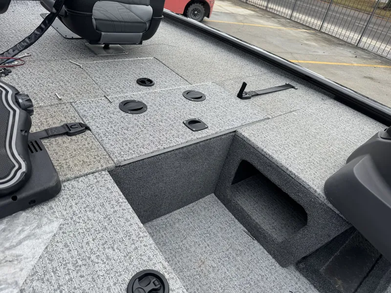 Slide: The Image of Tracker Pro 170 2024 - 10