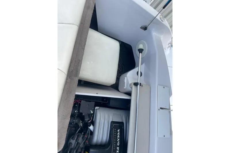 Slide: The Image of 1996 Four Winns 200 Horizon boat engine compartment with Volvo Penta engine. - 18