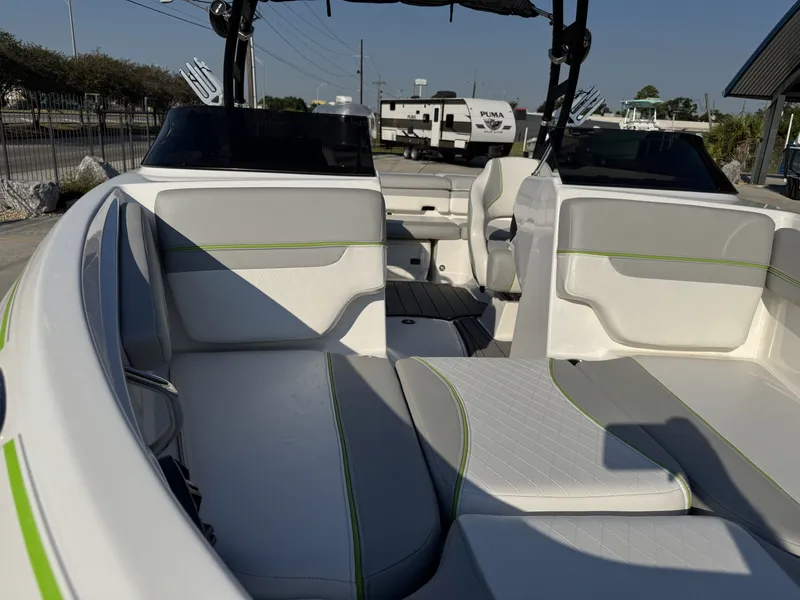 Slide: The Image of Tahoe 210 Si Limited 2023 - 14