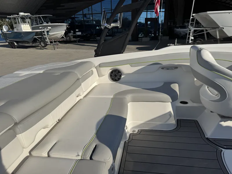 Slide: The Image of Tahoe 210 Si Limited 2023 - 16