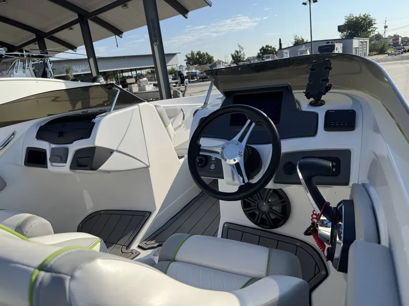 Slide: The Image of Tahoe 210 Si Limited 2023 - 7